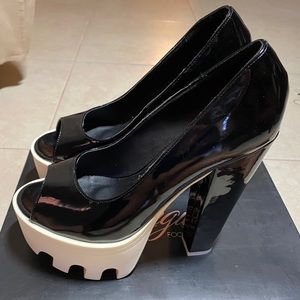 Size 8 chunky stiletto heels in black & white